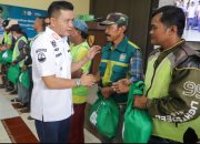 Buktikan Janjinya, Bupati Bandung Bagikan 11 Ribu Paket Sembako Bagi Pengemudi Opang dan Petugas Kebersihan