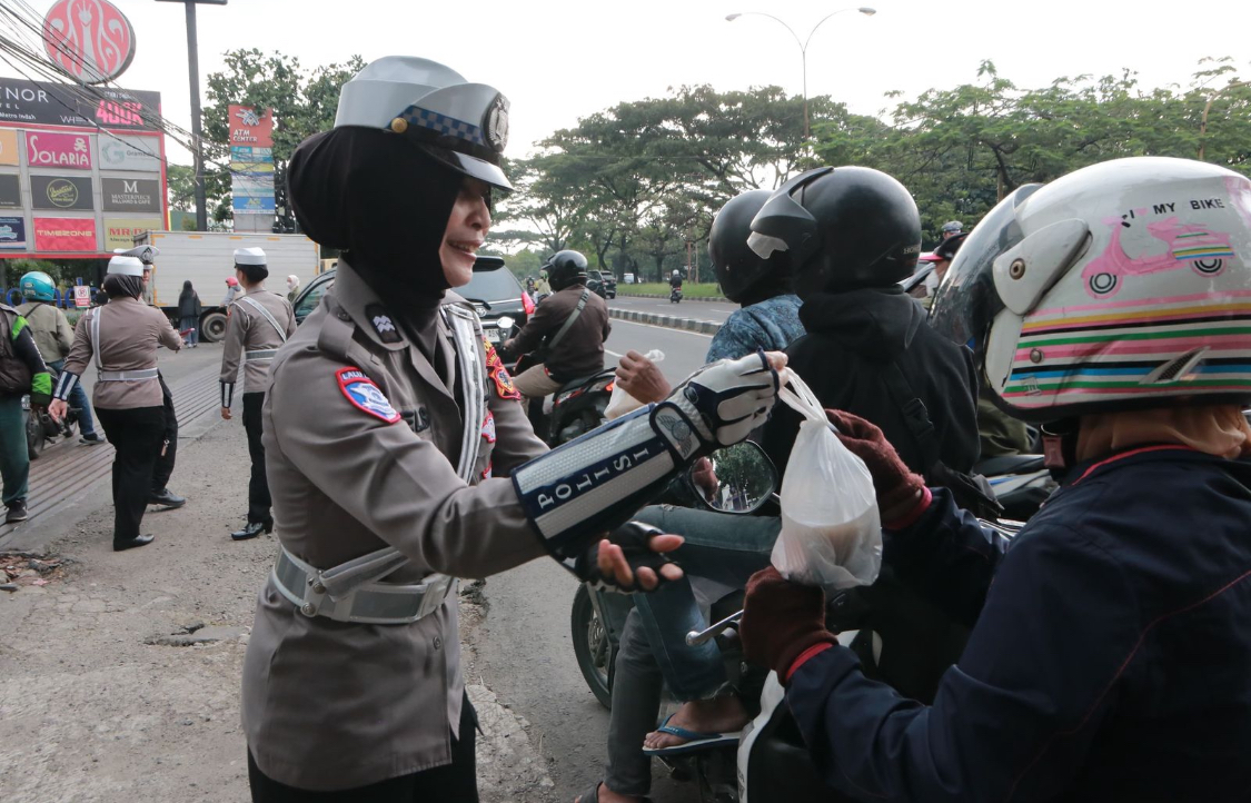 Foto : Polri bersama media berbagi takjil di Jl. Sukarna-Hatta, depan Metro Indah Mall, Kota Bandung, pada Rabu, 12 Maret 2025. (Dok/Hms)