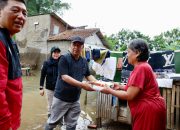 Peduli Banjir di Kabupaten Bandung, Sekretariat DPRD Jabar Serahkan Bantuan Ke Desa Rancamanyar