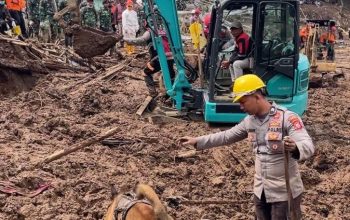 K9 Ditsamapta Polda Jabar Diterjunkan Cari Korban Longsor di Desa Pasirlangu