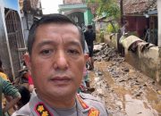 Polisi Evakuasi Warga dan Pimpin Pembersihan Pascabanjir di Majalaya