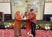 Apresiasi Peran Media, IWPB Serahkan Cenderamata kepada Bandungberita.com