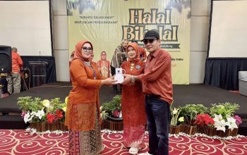 Apresiasi Peran Media, IWPB Serahkan Cenderamata kepada Bandungberita.com