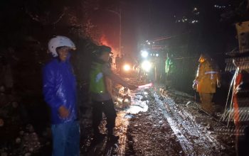 Polisi Cek TKP Tanah Longsor di Jalan Garut–Pameungpeuk