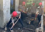 Polisi Kembali Bersihkan Material Bekas Banjir di Karangpawitan