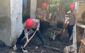 Polisi Kembali Bersihkan Material Bekas Banjir di Karangpawitan