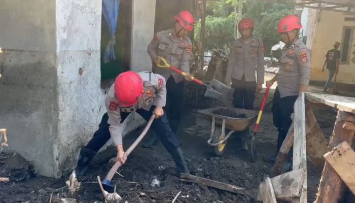Polisi Kembali Bersihkan Material Bekas Banjir di Karangpawitan
