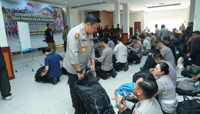 Polda Jabar Siapkan Perlengkapan Memadai, Utamakan Keselamatan Pendaki Dalam Aksi Bakti Lingkungan Di Gunung Gede Pangrango