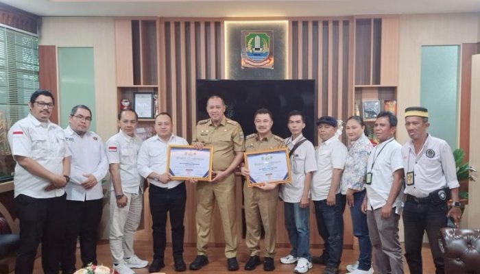 Panitia HPN Bekasi Raya 2026 Serahkan Penghargaan dan Laporan Kegiatan kepada Pemkot Bekasi