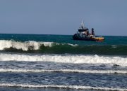 Tongkang Bermuatan 8.100 Ton Batu Bara Kandas di Pangandaran, Polda Jabar Libatkan Tim Gabungan
