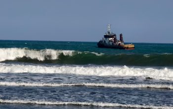 Tongkang Bermuatan 8.100 Ton Batu Bara Kandas di Pangandaran, Polda Jabar Libatkan Tim Gabungan