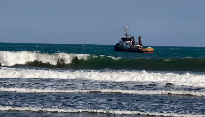 Tongkang Bermuatan 8.100 Ton Batu Bara Kandas di Pangandaran, Polda Jabar Libatkan Tim Gabungan