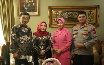 Sambut Hari Bhayangkara ke-80, Polda Jabar Gelar Anjangsana ke Purnawirawan Irjen Pol Adang Rochyana