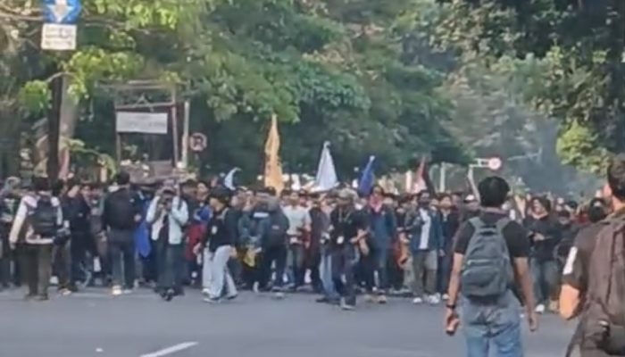 Ribuan Mahasiswa Bandung Raya Gelar Aksi di DPRD Jabar, Sampaikan Tujuh Tuntutan kepada Pemerintah