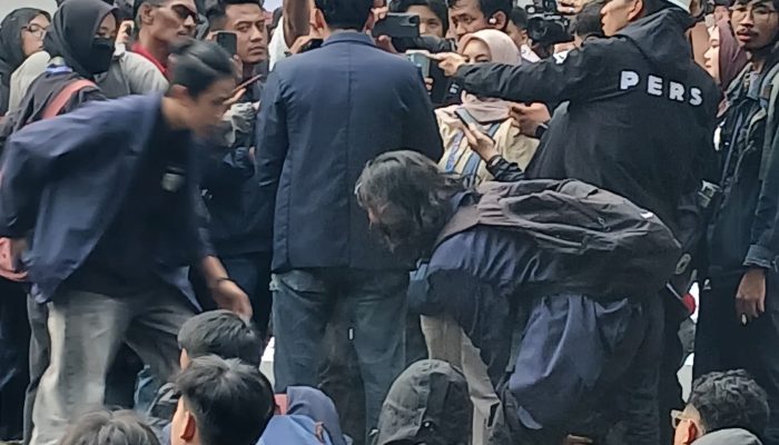 Mahasiswa Bandung Raya Gelar Aksi di DPRD Jabar, Sampaikan Enam Tuntutan kepada Pemerintah