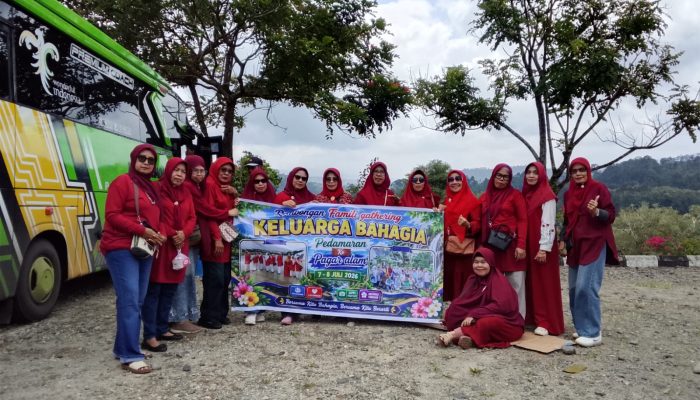 Keluarga Bahagia Pedamaran Jelajah Tebing Endikat Tanjung Sakti Pagaralam