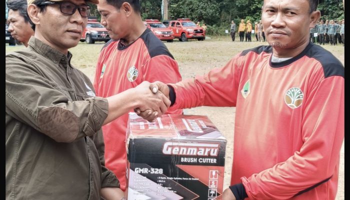 BPDAS Cimanuk Citanduy Perkuat Sinergi Pencegahan Karhutla, Serahkan 8 Alat Pemotong Rumput