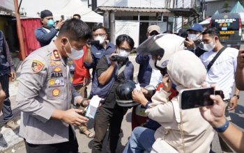 Aksi Peduli Polisi, Bagikan Masker untuk Lindungi Masyarakat dari Abu Vulkanik