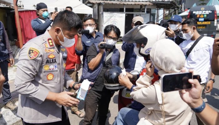 Aksi Peduli Polisi, Bagikan Masker untuk Lindungi Masyarakat dari Abu Vulkanik